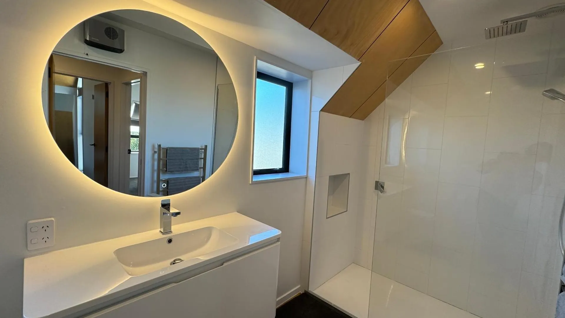 Vila Airport Retreat 4Br 8 Guests Christchurch